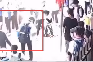 Vụ việc được camera người dân ghi lại. (Ảnh cắt từ clip)