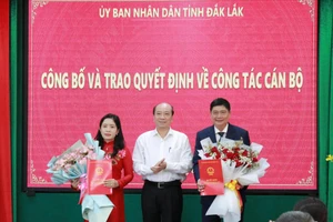 Chủ tịch UBND tỉnh Đắk Lắk Phạm Ngọc Nghị trao quyết định, tặng hoa cho nguyên và tân Giám đốc Sở GD&ĐT. (Ảnh: Thành Tâm)