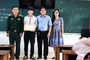 Trao Giấy khen cho học sinh Nguyễn Thành Khang, lớp 11, Trường THPT Nguyễn Văn Linh (Đắk Lắk).