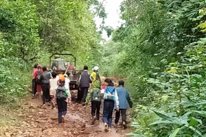 Học sinh vùng dân tộc thiểu số Đắk Lắk vượt khó đến trường học chữ. (Ảnh tư liệu) 