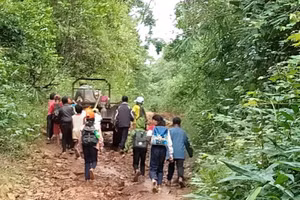 Học sinh vùng dân tộc thiểu số Đắk Lắk vượt khó đến trường học chữ. (Ảnh tư liệu) 