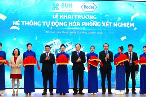 Khai trương Phòng xét nghiệp tự động hóa tại Bệnh viện Đại học Y Dược Buôn Ma Thuột. (Ảnh: PV)