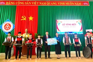 Bà Võ Thị Mỹ Trinh – Bí thư Huyện đoàn Cư M'gar trao tặng bộ cồng chiêng cho thầy và trò nhà trường. (Ảnh: TT)