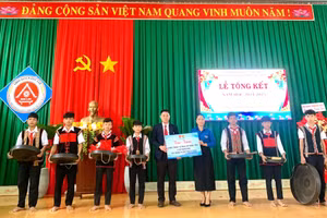 Bà Võ Thị Mỹ Trinh – Bí thư Huyện đoàn Cư M'gar trao tặng bộ cồng chiêng cho thầy và trò nhà trường. (Ảnh: TT)