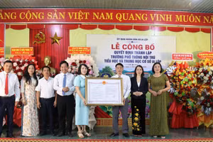 Phó Giám đốc Sở GD&ĐT Võ Thị Minh Duyên trao quyết định tại Trường Phổ thông nội trú TH và THCS Ia Lốp. (Ảnh: TT)