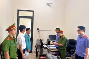 Cơ quan chức năng tống đạt các quyết định tố tụng đối với 2 bị can. (Ảnh: DQ)