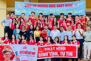 Thông điệp thầy cô và các bạn học sinh Trường THPT chuyên Hùng Vương gửi tới Nguyễn Quốc Nhật Minh trước trận chung kết. (Ảnh: P.T.H)