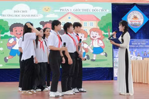 Phần tiểu phẩm giới thiệu đội chơi được học sinh sáng tạo từ những câu chuyện có thật về bạo lực học đường, bắt cóc online.