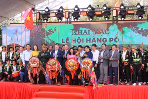 Đại biểu dự khai mạc lễ hội. (Ảnh: Thành Tâm).