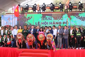 Đại biểu dự khai mạc lễ hội. (Ảnh: Thành Tâm).