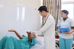 Đội ngũ y, bác sĩ Bệnh viện đa khoa Thiện Hạnh thăm khám cho bệnh nhân bị đột quỵ. (Ảnh: TH).