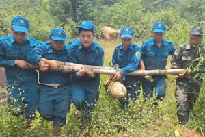 Lực lượng chức năng di chuyển quả bom đến vị trí hủy nổ. (Ảnh: CTV)