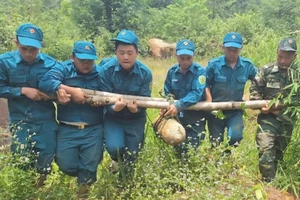 Lực lượng chức năng di chuyển quả bom đến vị trí hủy nổ. (Ảnh: CTV)