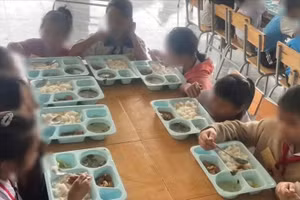 Một bữa ăn của học sinh vùng khó ở Đắk Lắk.