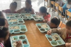 Một bữa ăn của học sinh vùng khó ở Đắk Lắk.