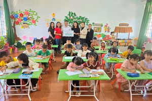 Những bộ bàn ghế mới, đạt chuẩn giúp trẻ mầm non được học tập tốt hơn. (Ảnh: TT)