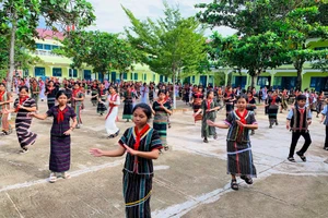 Học sinh Trường Phổ thông Dân tộc nội trú Hàm Thuận (Lâm Đồng) trong giờ sinh hoạt tập thể. (Ảnh QT)