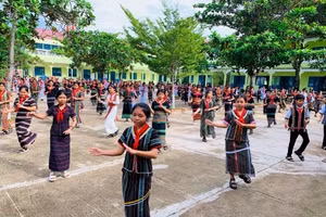 Học sinh Trường Phổ thông Dân tộc nội trú Hàm Thuận (Lâm Đồng) trong giờ sinh hoạt tập thể. (Ảnh QT)