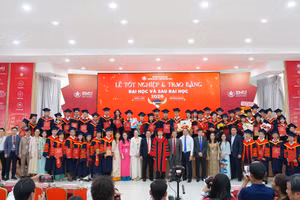 Trường Đại học Y Dược Buôn Ma Thuột trao bằng tốt nghiệp cho các tân bác sĩ. (Ảnh: TT)
