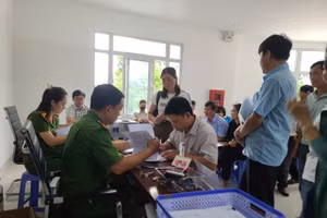 Công an Đắk Lắk thực hiện thủ tục cấp đổi con dấu cho các đơn vị. (Ảnh: TT)