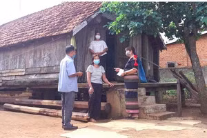 Người có uy tín đến từng nhà vận động đồng bào DTTS chấp hành chủ trương của Đảng pháp luật Nhà nước. (Ảnh: Báo Đắk Lắk)