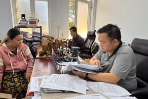 Nguyễn Thị Phương Liên (bên trái) tại cơ quan Công an. (Ảnh: SĐ)