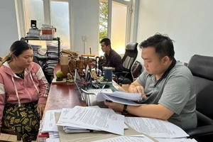 Nguyễn Thị Phương Liên (bên trái) tại cơ quan Công an. (Ảnh: SĐ)