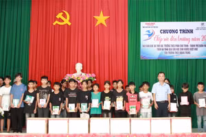 Tiếp sức đến trường cho 175 em học sinh huyện Ea Súp. (Ảnh: TT)