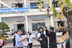 Thầy và trò Trường THCS Võ Thị Sáu, xã Buôn Đôn cùng chuẩn bị cho Lễ khai giảng năm học 2025-2026. (Ảnh: TT)