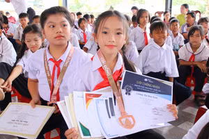 Em Lương Thị Bảo Trân (dân tộc Thái) đã chinh phục 12 giải thưởng các cấp trong năm học 2025-2026. (Ảnh: Thế Hùng)