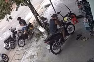 Nhóm người lạ đi cùng bà Loan đến đe dọa cô Xuân. (Ảnh cắt từ clip)