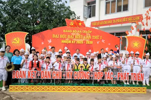 Đội Nghi lễ Trường Tiểu học Lê Lợi phục vụ tại Đại hội Đảng bộ xã Ea Súp, Đắk Lắk. (Ảnh: NT)