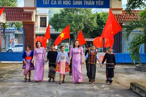 Cô trò trường PTDTNT THCS Krông Bông (Ảnh tư liệu)