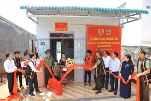 Bàn giao nhà cho gia đình ông K’Srai, buôn Ting Wel Đơm, TP Gia Nghĩa, tỉnh Đắk Nông. (Ảnh: TT)