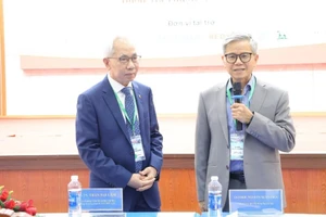 GS.TSKH Nguyễn Xuân Phúc và GS.TS Nguyễn Đức Chiến chủ trì Hội nghị phiên toàn thể. (Ảnh: TN)