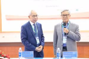 GS.TSKH Nguyễn Xuân Phúc và GS.TS Nguyễn Đức Chiến chủ trì Hội nghị phiên toàn thể. (Ảnh: TN)