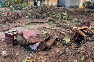 Khung cảnh tan hoang sau bão Kalmaegi ở vùng ven biển Đắk Lắk.