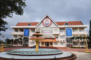 Trường Cao đẳng Đắk Lắk trên đường Lê Duẩn, phường Ea Kao.