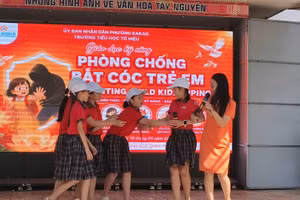 Các hoạt động trải nghiệm giúp học sinh rèn kỹ năng ứng phó và tự bảo vệ bản thân. (Ảnh: Thế Hùng)
