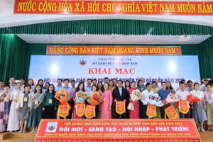 Lãnh đạo Sở GD&ĐT tặng cờ lưu niệm các đơn vị tham gia Hội giảng. (Ảnh: TT)