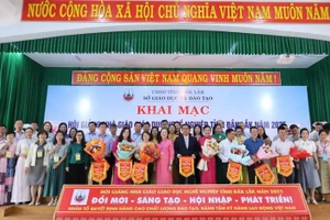 Lãnh đạo Sở GD&ĐT tặng cờ lưu niệm các đơn vị tham gia Hội giảng. (Ảnh: TT)