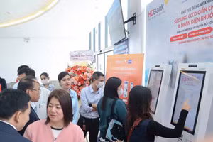 Đại biểu, người dân tham quan, trải nghiệm quá trình vận hành Kiosk y tế thông minh tại BUH. (Ảnh: PV)