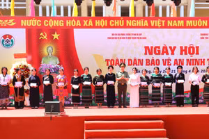 Thứ trưởng Lê Văn Tuyến tặng quà cho các em học sinh có hoàn cảnh khó khăn của Đắk Nông. (Ảnh: TT)