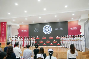 Nghi thức tuyên thệ Florence Nightingale do sinh viên Trường Đại học Y Dược Buôn Ma Thuột thực hiện. (Ảnh: TT)