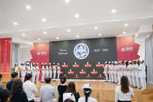 Nghi thức tuyên thệ Florence Nightingale do sinh viên Trường Đại học Y Dược Buôn Ma Thuột thực hiện. (Ảnh: TT)