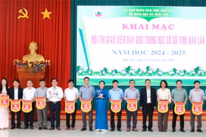 Ban tổ chức tặng cờ lưu niệm các đơn vị tham dự Hội thi. (Ảnh: TT)