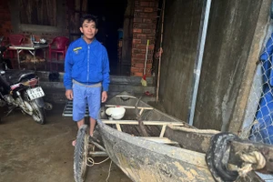 Anh Trần Công Thành bên chiếc ghe nhỏ đã cứu 40 người trong lũ dữ ở xã Hòa Thịnh, Đắk Lắk. (Ảnh: TT)