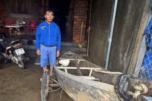 Anh Trần Công Thành bên chiếc ghe nhỏ đã cứu 40 người trong lũ dữ ở xã Hòa Thịnh, Đắk Lắk. (Ảnh: TT)