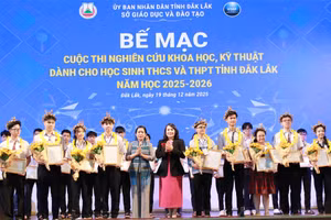 Ban tổ chức trao Giấy chứng nhận cho 6 dự án, sản phẩm đại diện tỉnh Đắk Lắk dự thi cấp quốc gia năm học 2025-2026. 