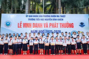 Lãnh đạo Trường Tiểu học Nguyễn Bỉnh Khiêm trao thưởng cho học sinh xuất sắc. (Ảnh: TT)